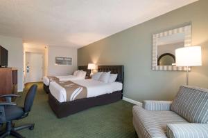 奥本Quality Inn & Suites的酒店客房,设有两张床和一张沙发