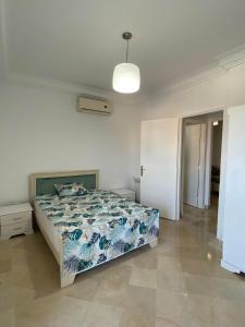 马赫迪耶Lovely 1-bedroom rental unit with sea view的一间卧室配有一张带蓝色和白色棉被的床