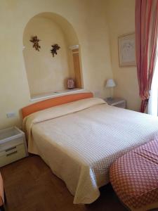 波尔图圣乔治B&B Borgo Antico的一间卧室,卧室内配有一张大床