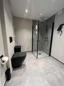 诺托登Notodden Sentrum Apartment NO 9的一间带黑色卫生间和淋浴的浴室