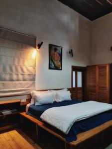 阿尔莫拉Deodar Homestay的一间卧室配有一张木架大床
