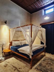 阿尔莫拉Deodar Homestay的一间卧室配有一张带天蓬的床