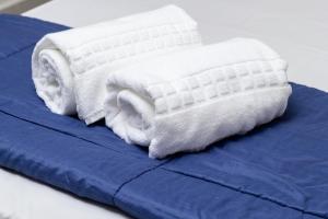 巴乌鲁阿斯多尔酒店的床上的毛巾堆