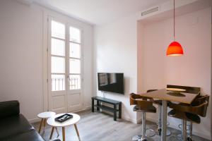 巴塞罗那Decô Apartments Barcelona-Sants的带沙发、桌子和电视的客厅