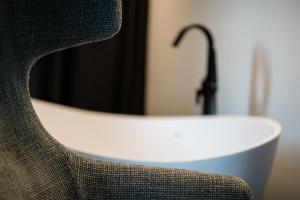 坎波图雷斯Hotel Mühlenerhof的浴室内带水龙头的盥洗盆