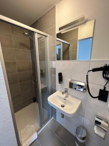 尼尔堡特尔伽藤酒店的一间带水槽和淋浴的浴室