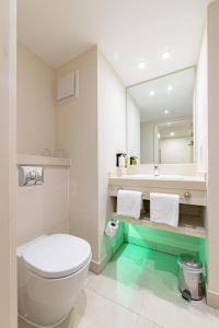 温彻斯特假日温切斯特酒店的浴室配有白色卫生间和盥洗盆。