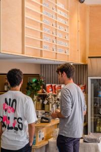 巴塞罗那Jacobs Inn Barcelona的两个人站在厨房准备食物