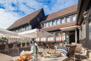布劳恩拉格艾尔特斯弗斯特豪斯布奥拉格酒店的室外餐厅设有桌椅和遮阳伞。