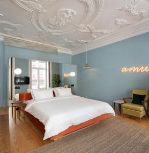 波尔图Almadina Smart Luxury的一间卧室设有一张蓝色墙壁和天花板的大床