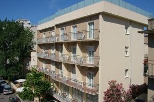 卡托利卡Hotel Esperia的公寓大楼的一侧设有阳台。