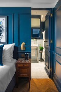 伦敦The Bull & Last的一间拥有蓝色墙壁的卧室,配有一张床和一张桌子