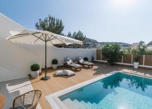 马塔拉Sea View Luxury Villa White in Blue的庭院内一个带椅子和遮阳伞的游泳池