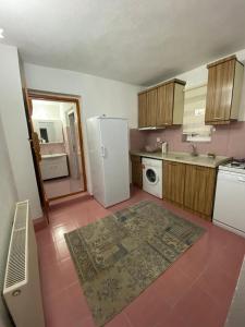 内夫谢希尔Budak Home的厨房配有白色冰箱,铺有瓷砖地板。