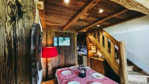 瓦勒迪泽尔Appartement esprit chalet - splendide vue montagne的一间设有一张桌子的房间,配有红色桌布