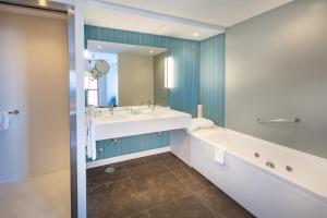 福恩吉罗拉安吉拉成人推荐酒店的带浴缸、水槽和镜子的浴室
