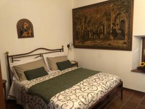 圣埃乌费米亚阿马伊埃拉La casa della sirena的一间卧室配有一张壁画床