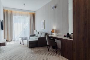 希维拉杜夫-兹德鲁伊Elements Hotel&Spa的客厅配有沙发和桌子