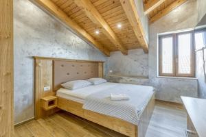 乌马格Casa Viktor的一间卧室设有一张床和一个窗口