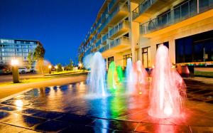科沃布热格Aqua Resort Apartments - Pool & Sauna, Aqua Park的建筑物前的一组喷泉