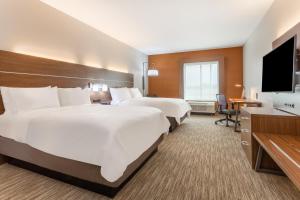 KearneyHoliday Inn Express & Suites Kearney, an IHG Hotel的酒店客房设有两张床和一台平面电视。