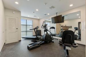 奥古斯塔Extended Stay America Premier Suites - Augusta的健身房提供健身自行车和电视。