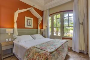 弗洛里亚诺波利斯朱丽别墅精品酒店的一间卧室设有一张大床和一个窗户。