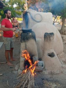 Kibbutz Lotan Eco-Campus的站在炉火前的人