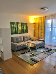 FällandenGemuetliche 2 Zimmer Wohnung mit Gartensitzplatz的客厅配有沙发和桌子