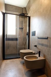法维尼亚纳Mazzini Accommodation的带淋浴、卫生间和盥洗盆的浴室