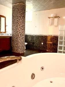 亚的斯亚贝巴De Leopol Hotel的浴室配有白色浴缸及水槽