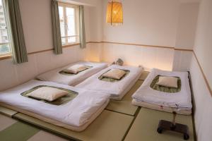 名古屋久Hisashi新栄店民泊的一间医院,里面设有三张床