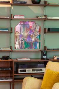 波尔图Almadina Smart Luxury的客厅配有电视和墙上的绘画