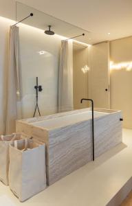 波尔图Almadina Smart Luxury的一间带大浴缸和淋浴的浴室
