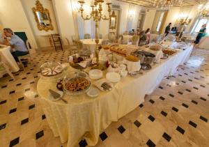 弗拉斯卡蒂Villa Tuscolana的一张长桌,里面放着食物