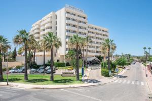 萨科马Welikehotel Marfil Playa的街道上可欣赏到酒店景色