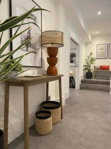 伦敦Brand new 3-bedroom home in London的一间带桌子和植物的客厅