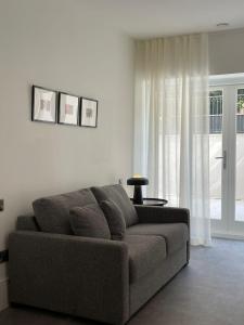 伦敦Brand new 3-bedroom home in London的带沙发和窗户的客厅