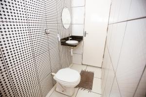 特雷西纳Hotel Barão Palace的白色的浴室设有卫生间和水槽。