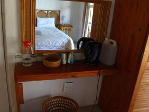 MpumeTHE HAVEN HOTEL的一间卧室配有一张床,架子上设有镜子