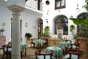 科尔多瓦玛丽莎酒店的大楼内带桌椅的庭院