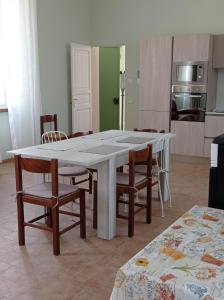 BubbioRifugio escursionistico ex-scuola Grassi, Bubbio的厨房里一张白色的大桌子和椅子