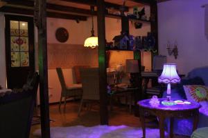 西格纳吉budabu的紫色的房间,配有一张桌子和一盏灯