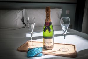 巴黎里拉斯布兰卡酒店的一瓶香槟和一张桌子上的两杯酒