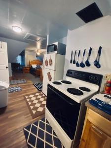 劳顿Diamond Apartment -Downtown Location的客房内的厨房配有炉灶烤箱