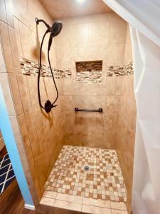 劳顿Diamond Apartment -Downtown Location的带淋浴的浴室(铺有 ⁇ 格地板)