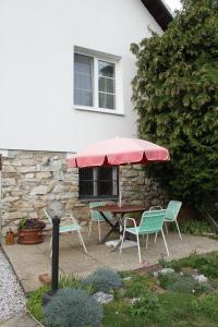 比托福Domek u lesa的庭院配有桌椅和遮阳伞。