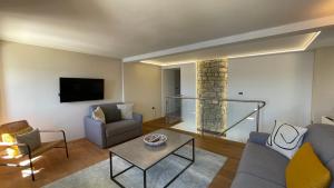 皮兰SeaHouse Apartments的客厅配有沙发和桌子