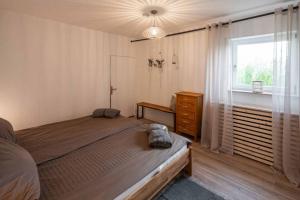 SondheimFerienwohnung Rhön (Er) Leben的一间卧室设有一张大床和一个窗户。