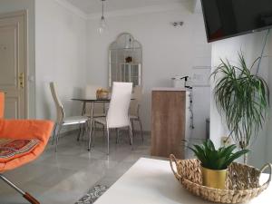 马拉加Apartamento Miramar的厨房以及带桌椅的用餐室。